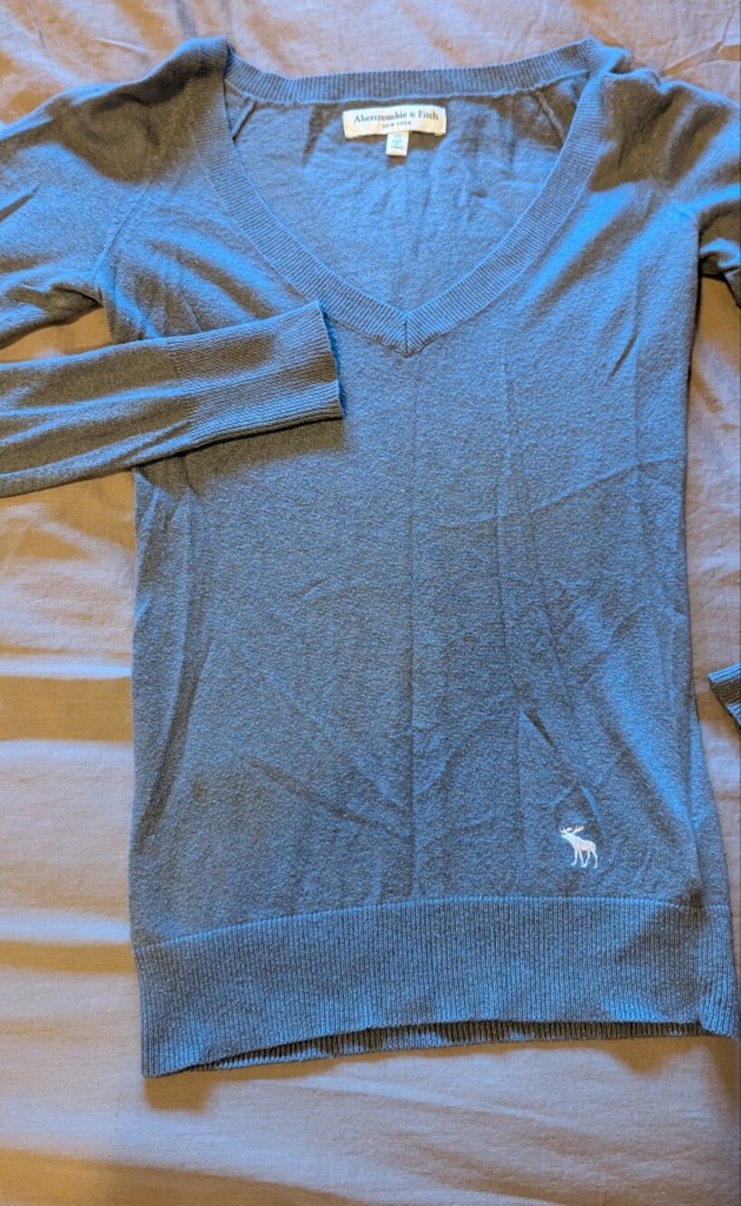 Abercrombie & Fitch Gray V-Neck Sweater Top - Women's